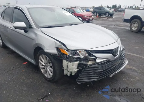 2019 Toyota Camry Le z USA, uszkodzony, nr VIN 4T1B11HK0KU770157